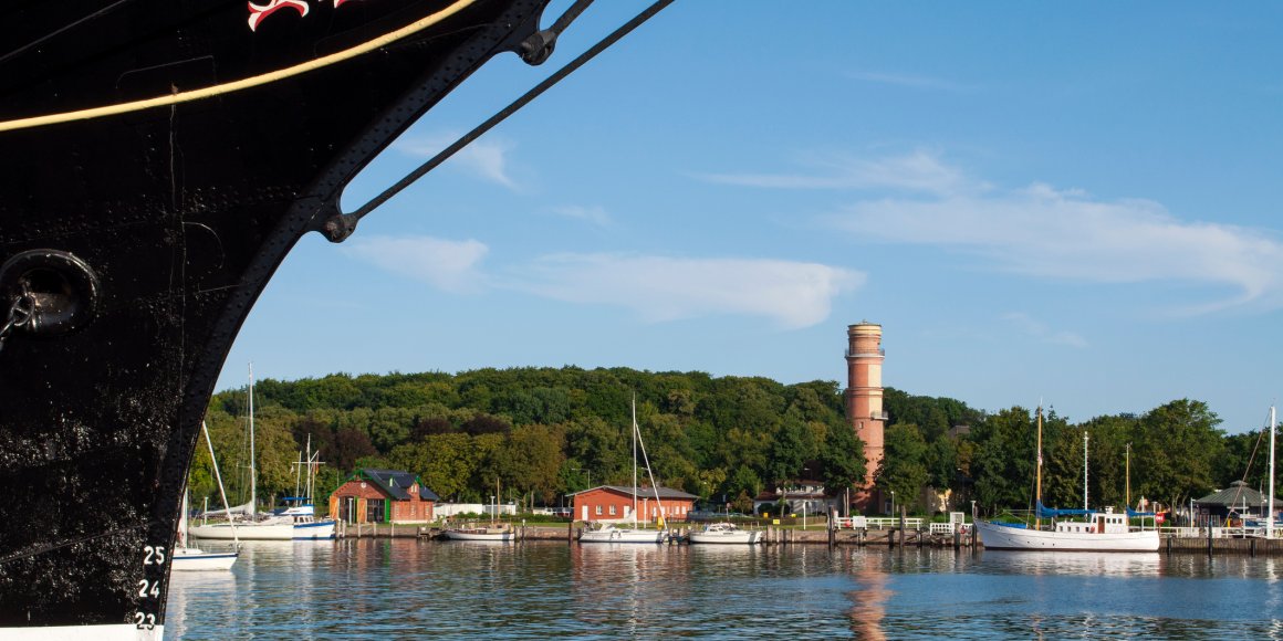 Alter Leuchtturm in Travemünde mit Passat
