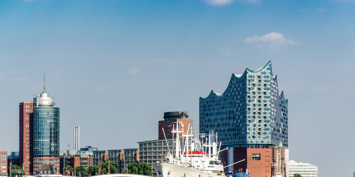 Hamburger Hafen mit Elbphilharmonie