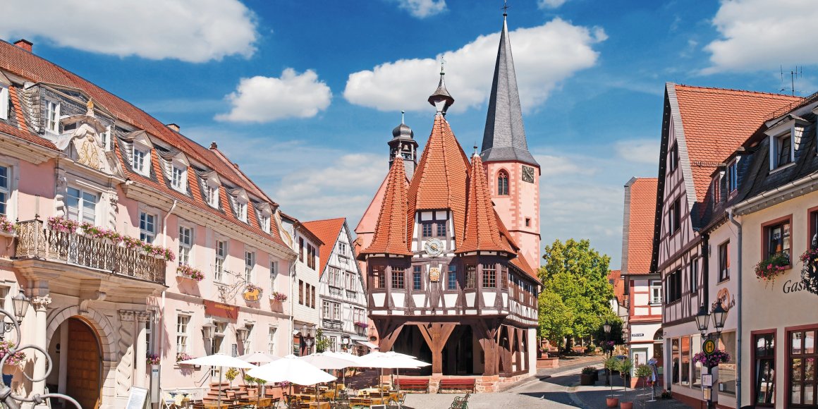 Michelstadt mit historischem Rathaus und Marktplatz 

