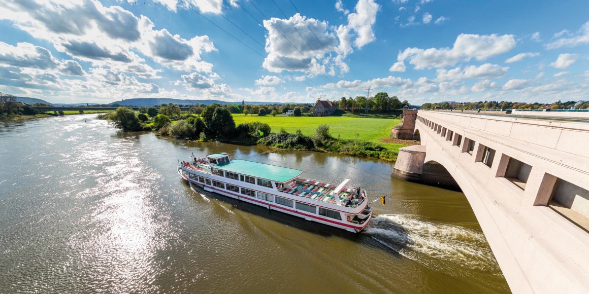 Schifffahrt auf der Weser am Wasserstraßenkreuz Minden