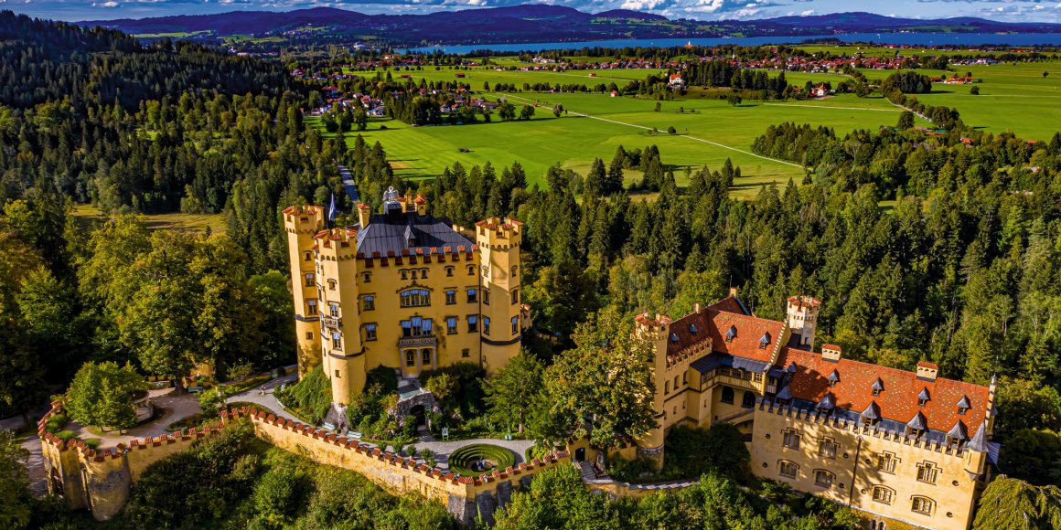Schloss Hohenschwangau aus der Luft