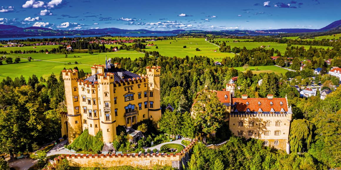 Schloss Hohenschwangau aus der Luft