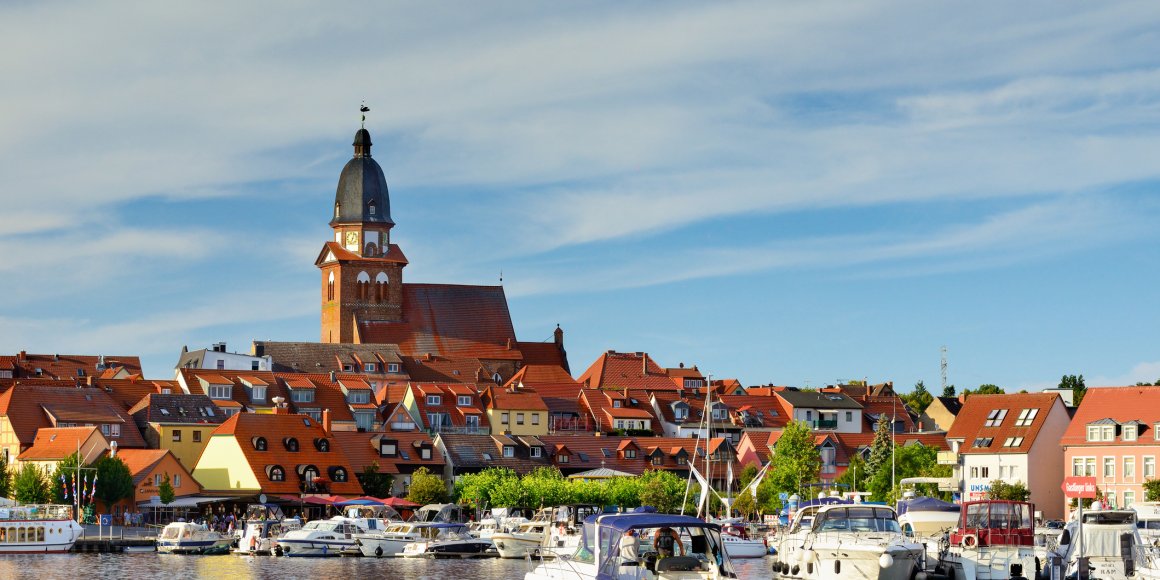 Waren: Hafen mit St. Marienkirche