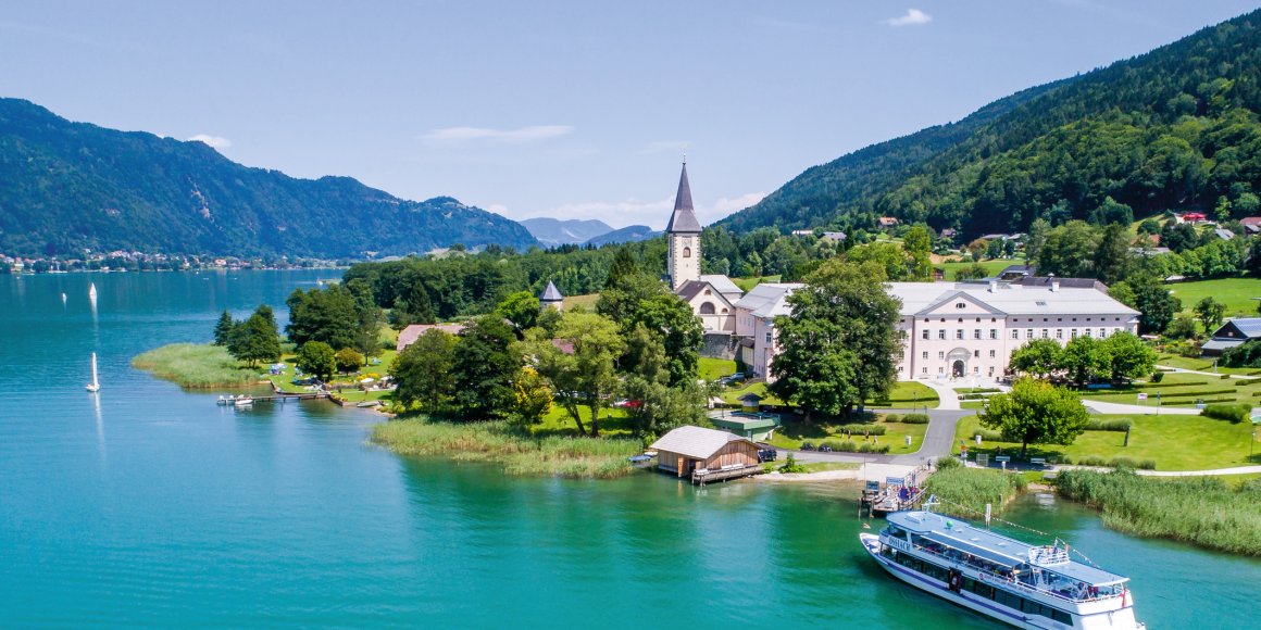 Der Ossiacher See mit dem Stift Ossiach