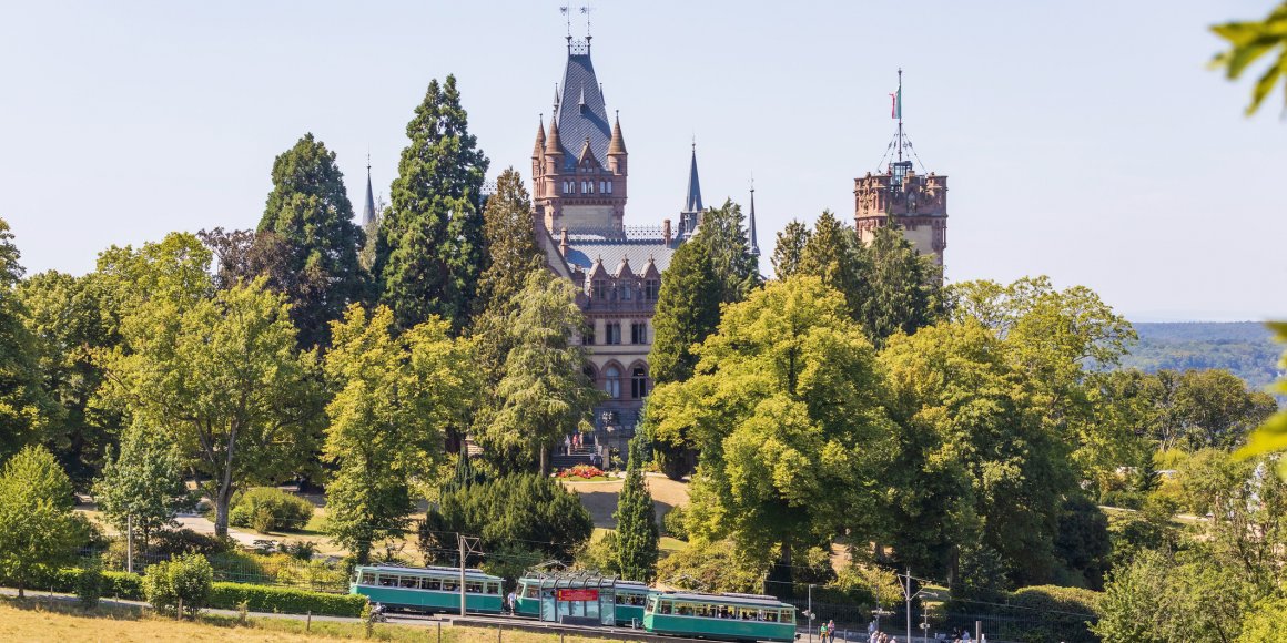 Die Drachenfelsbahn vor Schloss Drachenburg