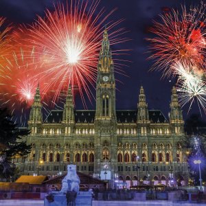 Silvesterfeuerwerk über dem Rathaus von Wien