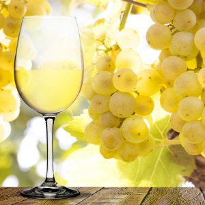Weißwein mit Trauben