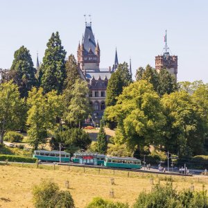Die Drachenfelsbahn vor Schloss Drachenburg