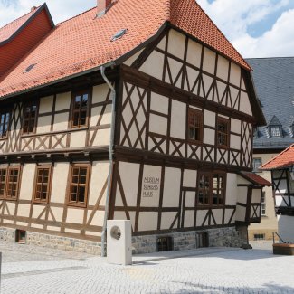 Schiefes Haus