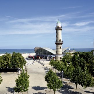 Teepott und Leuchtturm in Warnemünde