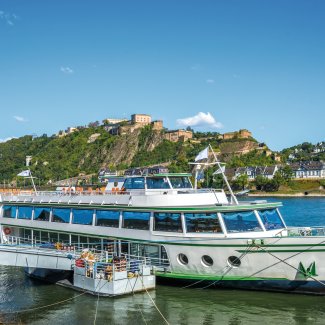 Schiffsfahrt vor Festung Ehrenbreitstein
