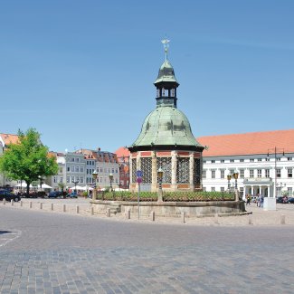 Wasserkunst und Rathaus in Wismar