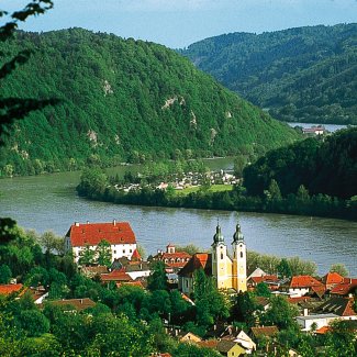 Kloster und Donau