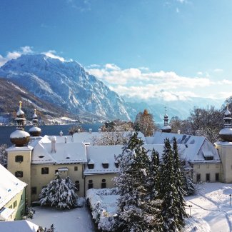 Blick auf den winterlichen Traunsee