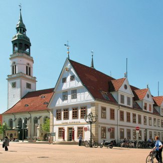 Altes Rathaus und Stadtkirche in Celle