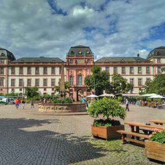 Marktplatz und Schloss in Darmstadt