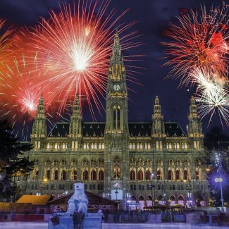 Silvesterfeuerwerk über dem Rathaus von Wien