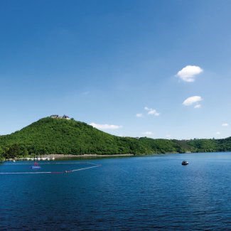 Am Edersee mit Blick auf Schloss Waldeck