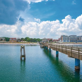 Blick von der Seebrücke zum Strand von Travemünde