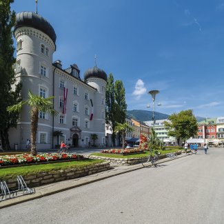 Vor dem Lienzer Rathaus