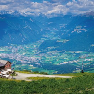 Panorama mit Blick vom Gipfel des Kronplatz auf Bruneck und Ahrntal

