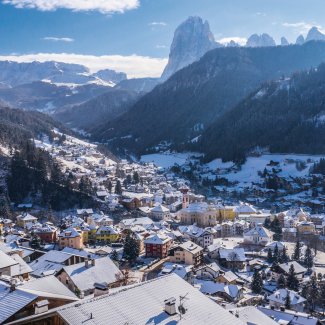 Blick auf St. Ulrich im Winter