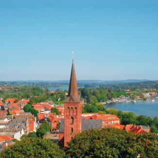 Blick über Plön auf den See mit Nikolaikirche