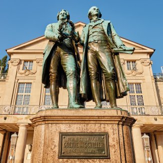 Goethe-Schiller-Denkmal vor dem Deutschen Nationaltheater in Weimar  