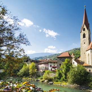 Kirche und bunte Häuser in Klausen