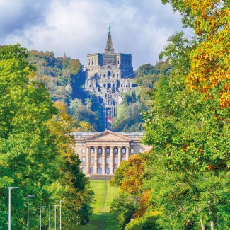 Blick aus der Innenstadt auf einen Park in Kassel