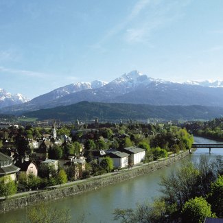 Stadtpanorama Innsbruck mit Inn