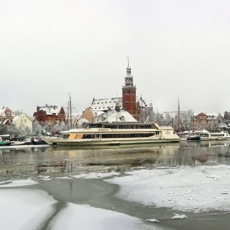 Museumshafen mit Rathaus in Leer im Winter