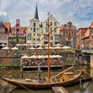 Alter Hafen mit altem Segelboot in Lüneburg