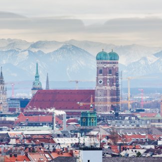Blick auf München und die verschneiten Alpen