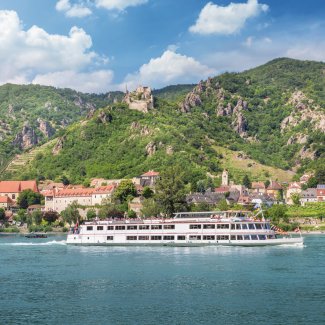 Ausflugsboot vor Dürnstein