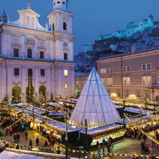 Salzburger Christkindlmarkt am Domplatz mit Festungsblick