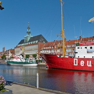 Ratsdelft mit Feuerschiff und Rathaus in Emden