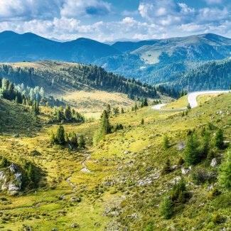 Kurvige Serpentinen durch die Nockberge in Kärnten