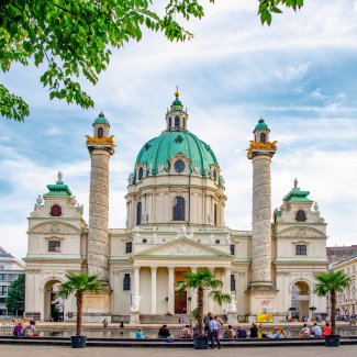 Karlsplatz und Karlskirche in Wien