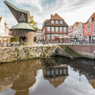 Fischmarkt und Hafenkran in Stade
