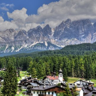 Cortina d'Ampezzo mit Tofana im Hintergrund