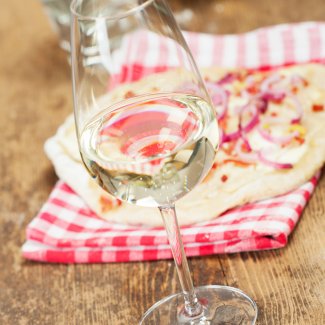 Weißwein und Flammkuchen