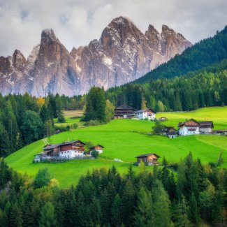 Bergdorf vor der Geislergruppe
