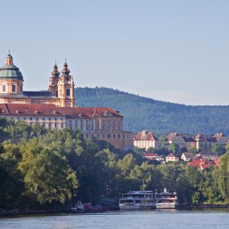 Donauschiffe bei Stift Melk