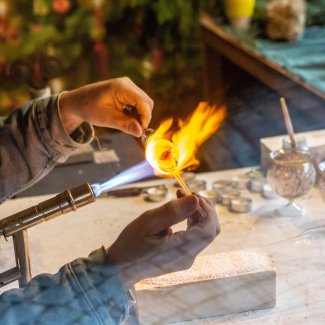 Glasbläser auf dem Kugelmarkt Lauscha