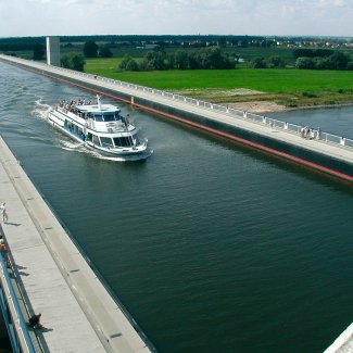 Magdeburger Wasserstraßenkreuz - Schiff der Weißen Flotte auf der Kanalbrücke über die Elbe