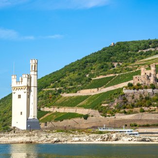 Mäuseturm mit Blick auf die Burg Ehrenfels