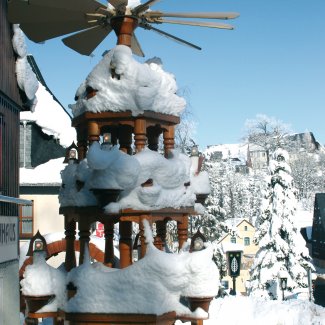 Verschneite Weihnachtspyramide in Seiffen