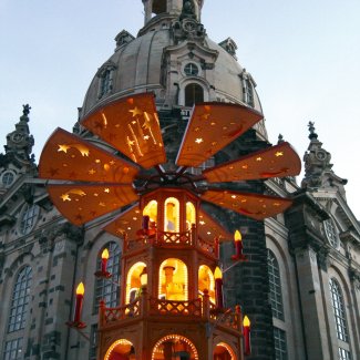 Weihnachtspyramide vor der Frauenkirche