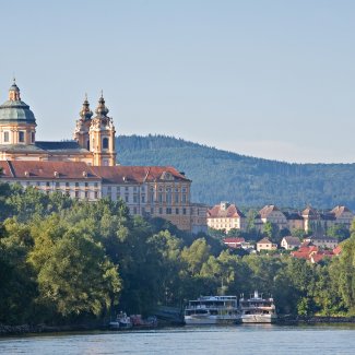 Donauschiffe bei Stift Melk